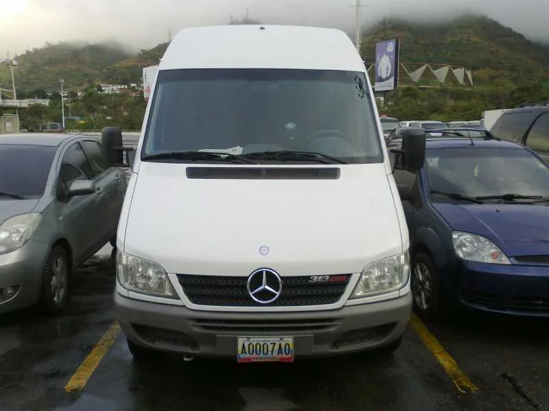 Sprinter de 15 puestos vista de frente, de cerca