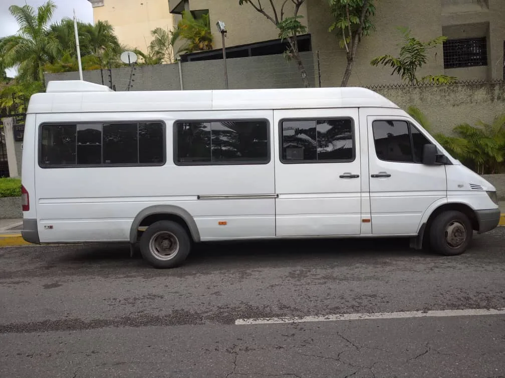 Unidad Vielcor estacionada en una calle de Caracas