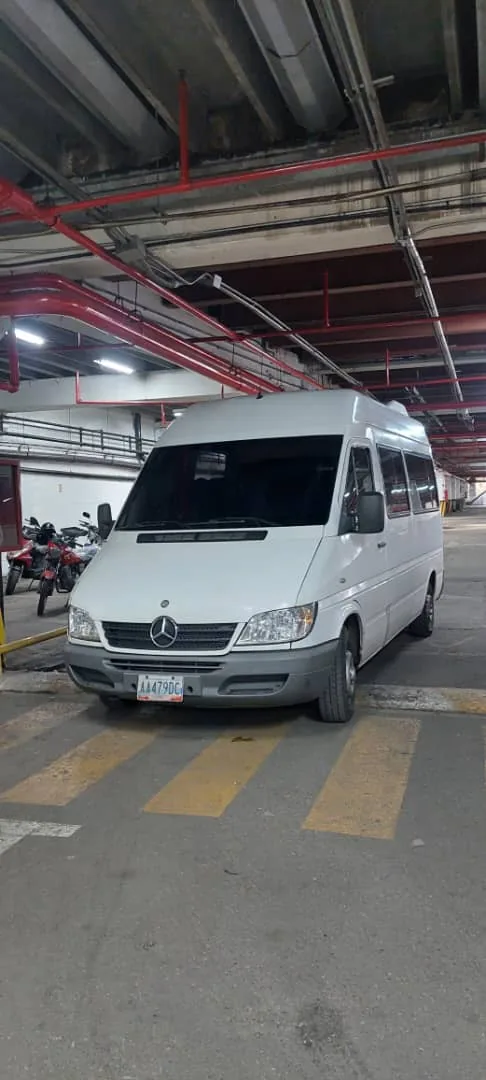 Unidad Vielcor en el estacionamiento cubierto de un centro empresarial