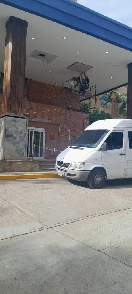 Unidad Vielcor esperando en la entrada de un hotel