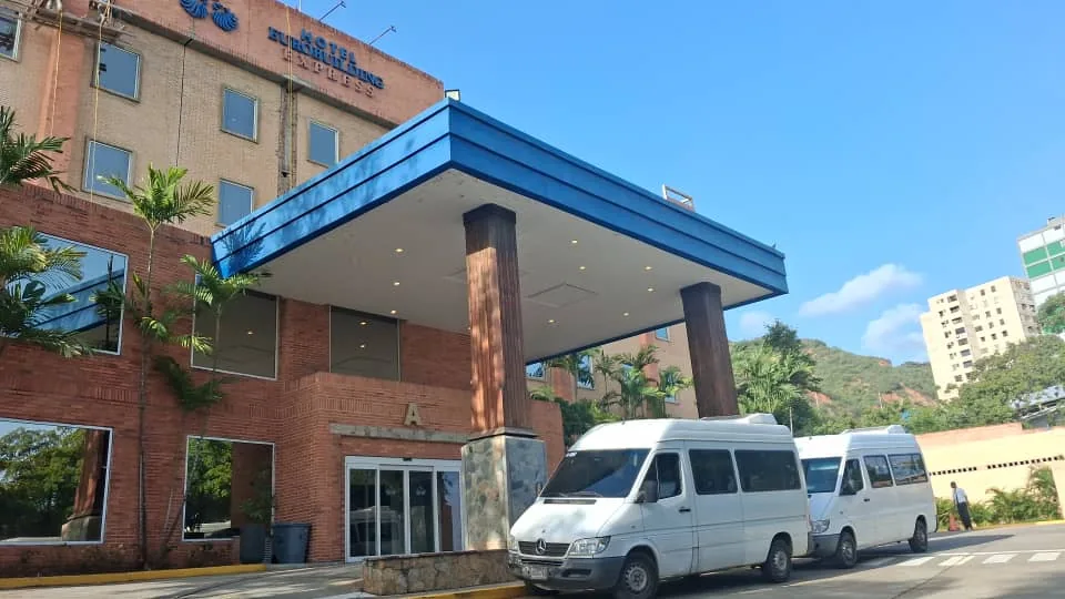 Dos unidades Vielcor en la entrada de un hotel