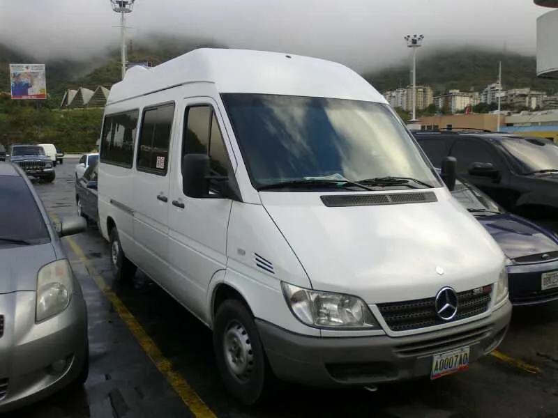 Sprinter de 15 puestos vista frontal