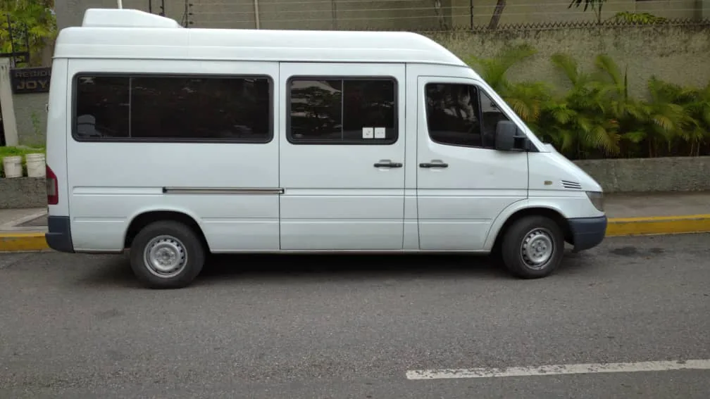 Unidad Mercedes-Benz Sprinter de 15 puestos vista de perfil