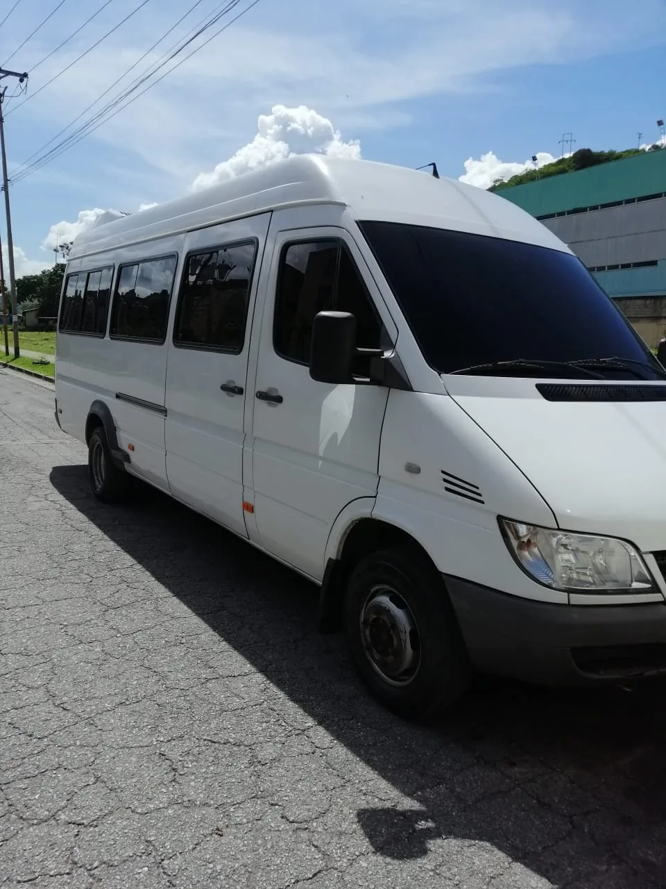 Sprinter de 19 puestos vista frontal