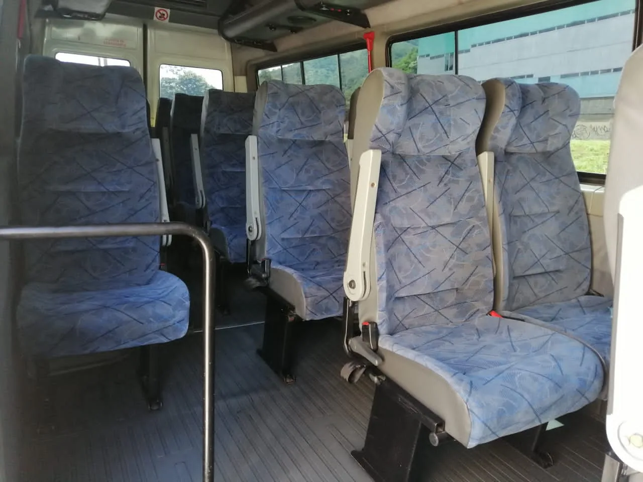 Interior de la Sprinter de 19 puestos con asientos reclinables