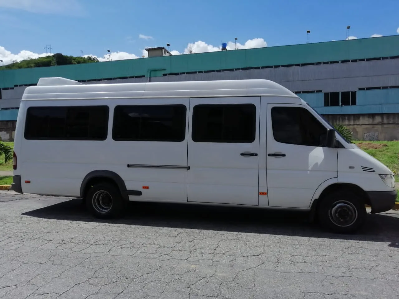Unidad Mercedes-Benz Sprinter de 19 puestos vista de perfil